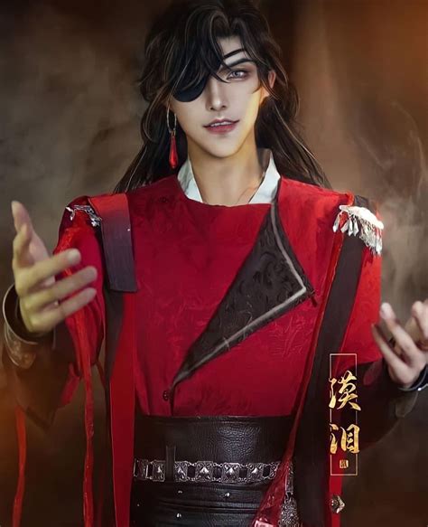 Embellished is the perfect word to describe him, and cosplayer Teacher Yu depicts his style and character perfectly in their intricate cosplay. . Hua cheng cosplay